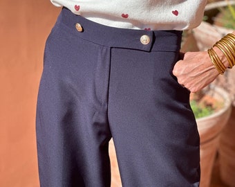 Pantaloni con bottoni dorati dal taglio svasato, pantaloni aderenti a vita alta, bottoni dorati