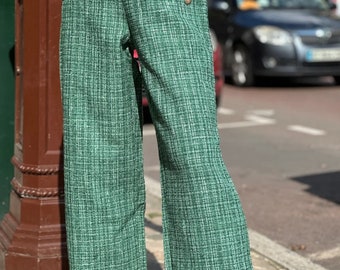 Pantalon vert Bouton Marin Dorée ,Coupe Flare ,Pantalon Cintré Taille haute Boutonnage Or
