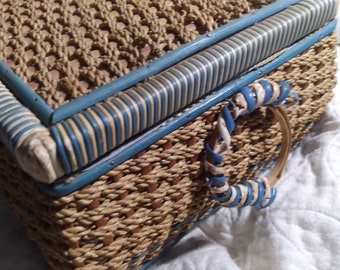 Panier à coudre en osier du milieu du siècle, couleur d’accent bleu, doublure, plateau de fil, design tissé, basket-vaisselle au bacon