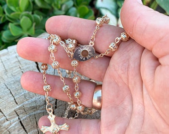 Collier chapelet catholique en perles de métal doré avec Terre de Fatima