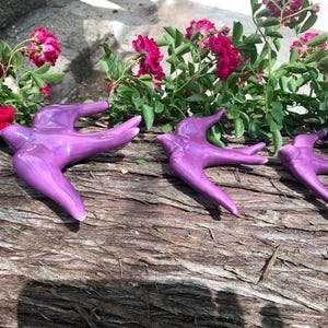 Golondrinas violetas decorativas, paquete de pájaros de pared, golondrinas hechas a mano, encanto para el hogar, juego de 3 golondrinas, decoración de pared, pájaro golondrina
