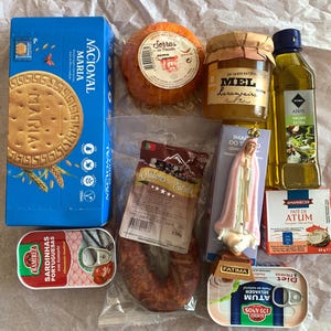 Christmas Basket Portuguese Snacks Box,Food Gifts, Brand Portuguese,Sardines tomato,Spicy cheese,Tuna pâté, Honey,Cookie, Sausage,Gift basket