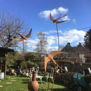 Adorno de jardín de metal hecho a mano con forma de golondrina, escultura rústica.