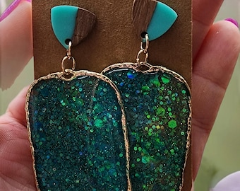Ręcznie robione kolczyki z żywicy w kolorze turkusowym z brokatem: złote kolczyki z wiszącą ramką