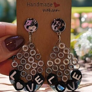 Pendientes de lágrima de AMOR, pendientes de cuentas con letras, pendientes hechos a mano, regalo único, pendientes colgantes, pendientes negros, pendientes de resina, positividad