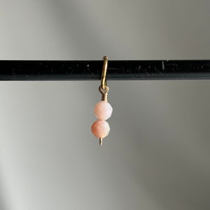 Ciondolo con opale rosa, pietra portafortuna di ottobre, in oro o argento.