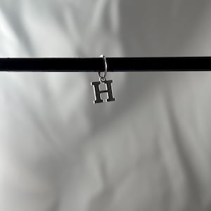 Dije de letra inicial de plata, Dije de letra de acero inoxidable bañado en plata oscura, Joyas con letra inicial, Dije de collar, Dije de pulsera
