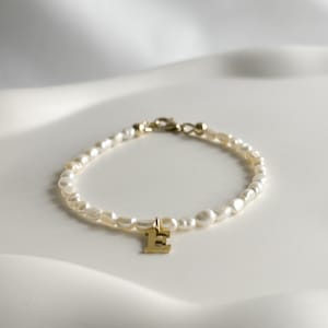 Pulseira com inicial de pérolas banhadas a ouro 14k, acessórios de pérolas simples, joias com fecho de letra de pérola grau A, joias personalizadas para madrinhas