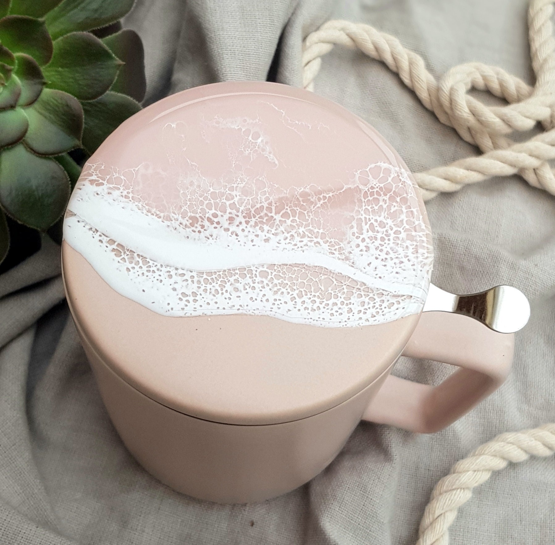 Tasse Céramique Rose Poudrée, Couvercle Résine Époxy Effet Océan