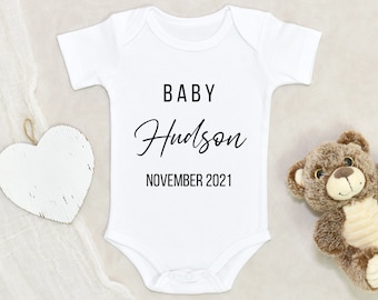 Anuncio personalizado de embarazo del bebé de apellido Onesie