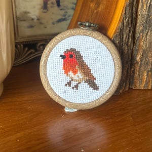 Lindo mini petirrojo patrón de bordado en punto de cruz / Punto de cruz / Apto para principiantes / Petirrojo / Invierno / Pájaro cantor / Bordado / Pájaro / PDF/DIY