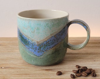 Tasse artisanale PAYSAGES en grès blanc émaillé en céladon/bleu/vert