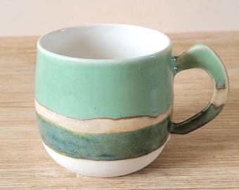 Tasse artisanale PAYSAGES PORCELAINE émaillée en céladon/bleu/vert