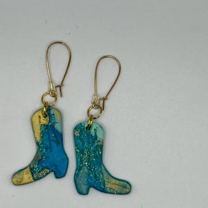 Goldene Ohrringe mit Cowgirl-Stiefel - Bold Western Chic - Leichter Statement-Schmuck