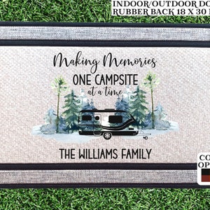 Peut inclure: Un paillasson avec un motif aquarelle d'un camping-car dans un décor de forêt. Le texte "Making Memories One Campsite at a time" est au-dessus du camping-car. Le texte "The Williams Family" est en dessous du camping-car. Le paillasson mesure 45,7 cm sur 76,2 cm.