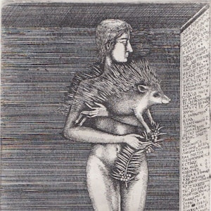 Peut inclure: Une illustration en noir et blanc d'une femme tenant un hérisson. La femme est nue et a les cheveux longs. Elle se tient devant un mur avec une inscription textuelle. Le texte est dans une langue étrangère.