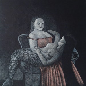 Puede incluir: Una ilustración en blanco y negro de dos mujeres, una con cola de sirena, sentadas en una silla. La mujer con la cola de sirena lleva un vestido rojo y la otra mujer lleva un vestido blanco. La ilustración está hecha en un estilo oscuro y melancólico.
