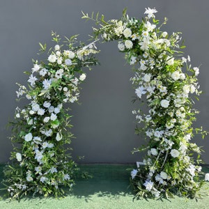 エレガントな月型の結婚式用花のアーチパックのさまざまなスタイル - 結婚式、イベント、特別な機会のための造花のアーチ