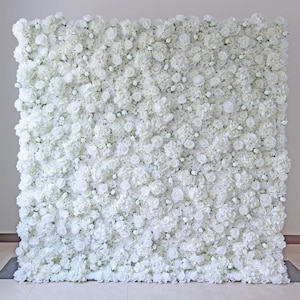 Elegante parete di fiori artificiali 3D in tessuto arrotolabile con rose bianche, ideale per matrimoni in chiesa e per eventi dedicati alle future spose.