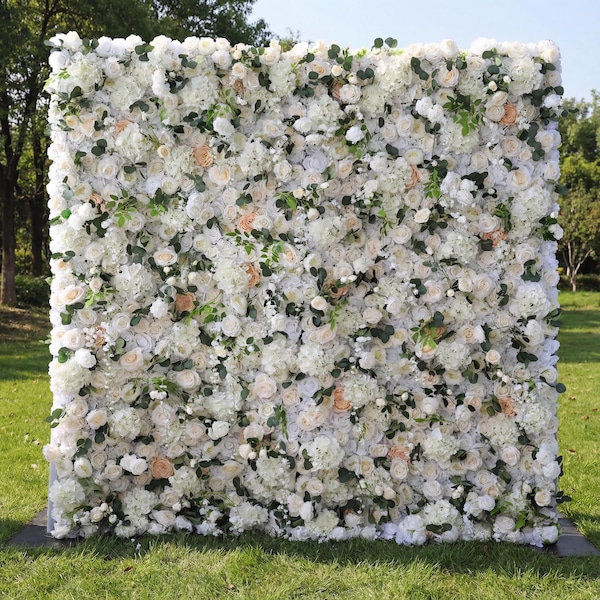 Pared de flores artificiales enrollables en color marfil y melocotón suave: telón de fondo para bodas y decoración de eventos.