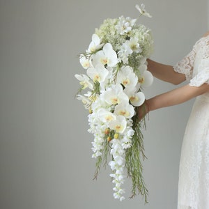 Eleganter Wasserfall-Brautstrauß mit weißen Orchideen und viel Grün - hochwertige künstliche Blumen für Hochzeiten und besondere Anlässe