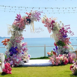 魅惑的な月型の結婚式用花のアーチコレクション 1 - 結婚式、イベント、特別な行事のための造花のアーチ