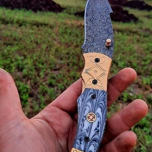 Cuchillo plegable de acero damasco hecho a mano a medida con funda de cuero