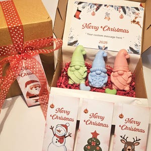 Frohe Weihnachten Geschenk-Box. Elfen / Zwergen-Duftseifen-Set. Neujahr Geschenk. Schneeflocken und Weihnachtsbaum Design.