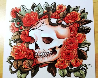 Puede incluir: Un cráneo blanco con una vid negra envuelta alrededor, rodeado de rosas rojas y hojas verdes. El cráneo tiene un diseño detallado con una nariz y cuencas de los ojos prominentes.