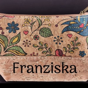 Kork Täschchen mit buntem floralen Muster und personalisierbarem Wunschnamen