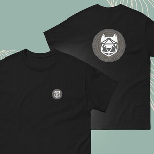 Può includere: Due t-shirt nere con un designo di animale geometrico bianco sul davanti e sul retro. Il design presenta una testa di animale stilizzata con un motivo geometrico all'interno.