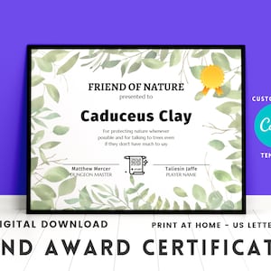 Può includere: Un certificato di premio DND stampabile con un bordo di foglie verdi e una stella dorata. Il certificato è intitolato "Amico della natura" e viene consegnato a "Caduceus Clay". Il testo recita "Per proteggere la natura ogni volta che possibile e per parlare con gli alberi anche se non hanno molto da dire". Il certificato è personalizzabile con Canva.