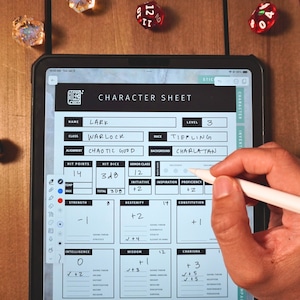 Könnte beinhalten: Ein digitales Charakterblatt für ein Tabletop-Rollenspiel, ausgefüllt mit einem Charakter namens Lark, einem Tiefling-Hexenmeister mit dem Hintergrund Charlatan. Das Blatt enthält Werte, Fähigkeiten und andere Informationen über den Charakter. Das Blatt wird auf einem Tablet mit einem Stift auf dem Bildschirm angezeigt.