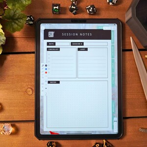 Puede incluir: Una tableta digital con una plantilla de notas de sesi&oacute;n en blanco en la pantalla. La plantilla incluye secciones para la fecha, la lista de verificaci&oacute;n, el bot&iacute;n, las notas y el inventario. La tableta est&aacute; rodeada de dados y una espada sobre una mesa de madera.