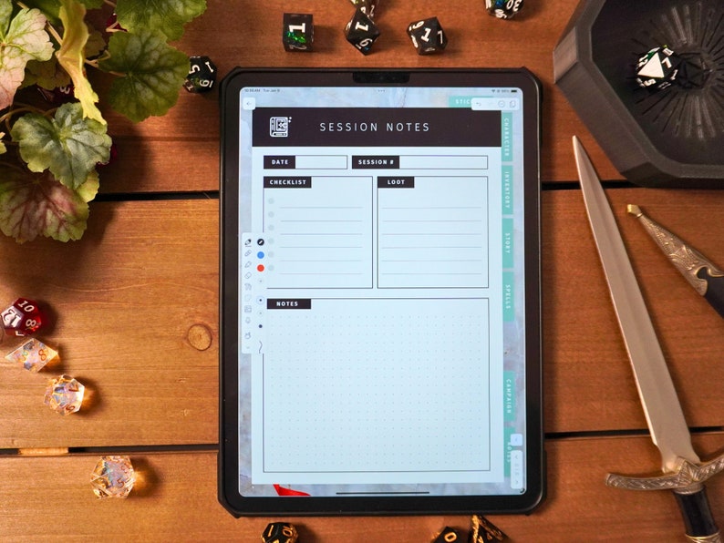Puede incluir: Una tableta digital con una plantilla de notas de sesi&oacute;n en blanco en la pantalla. La plantilla incluye secciones para la fecha, la lista de verificaci&oacute;n, el bot&iacute;n, las notas y el inventario. La tableta est&aacute; rodeada de dados y una espada sobre una mesa de madera.