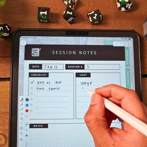Puede incluir: Una tableta digital con una pantalla blanca que muestra una plantilla de notas de sesi&oacute;n. La plantilla incluye secciones para la fecha, el n&uacute;mero de sesi&oacute;n, la lista de verificaci&oacute;n, el bot&iacute;n y las notas. La lista de verificaci&oacute;n incluye los elementos "Descanso en la posada" y "Encontrar Thurin". La secci&oacute;n de bot&iacute;n muestra "300 g P". La tableta est&aacute; sobre una mesa de madera con una mano sosteniendo un l&aacute;piz.