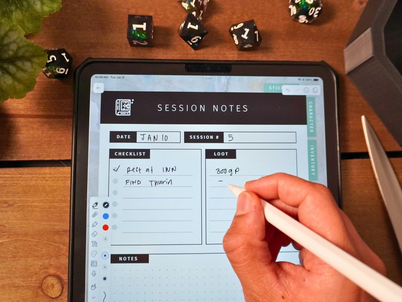 Puede incluir: Una tableta digital con una pantalla blanca que muestra una plantilla de notas de sesi&oacute;n. La plantilla incluye secciones para la fecha, el n&uacute;mero de sesi&oacute;n, la lista de verificaci&oacute;n, el bot&iacute;n y las notas. La lista de verificaci&oacute;n incluye los elementos "Descanso en la posada" y "Encontrar Thurin". La secci&oacute;n de bot&iacute;n muestra "300 g P". La tableta est&aacute; sobre una mesa de madera con una mano sosteniendo un l&aacute;piz.