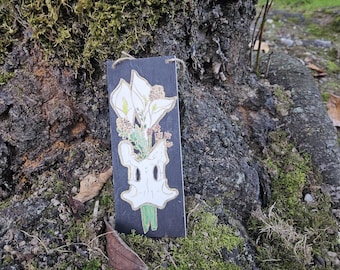 Vertebrae with calla lily wood burned sign, pyrography, bone art, vulture culture, goblincore, foraged, curios, goth decor, witch decor