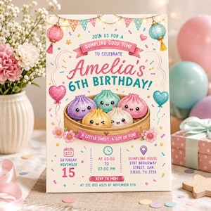 Puede incluir: Una tarjeta de invitación de cumpleaños rectangular con una vaporera de bambú llena de cinco ilustraciones de dumplings sonrientes. El texto dice: Join us for a dumpling good time to celebrate Amelia's 6th birthday! Saturday November 15, 5:00 to 7:00 PM, Dumpling House 1787 Broadway Street, San Diego, TX 2728. RSVP to Mom at 231 853 4529 by November 5th.