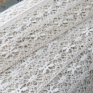 French lace card: In excellent condition! Floral design. Approx 50 metres. 3/4 inch wide. Off white. Rare beautiful find from France!