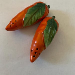 Carrot Salt and Pepper Shaker Set- Farmhouse Decor Vintage Tableware Ceramic Vegetable Salt and Pepper Shakers Orange Green Shaker Set