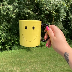 Yellow Smile Face Mug - Y2K Vintage Retro Happy Smiley Face Coffee Cup Cute Kitsch Good Vibes Morning Mug