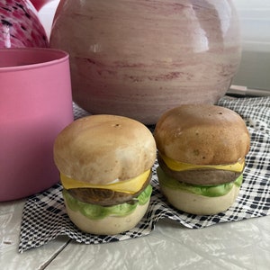 Cheeseburger Salt and Pepper Shaker Set 90s Hamburger Kitchen Kitsch Decor Burger Salt and Pepper Vintage Shaker Set Housewarming Gift Idea