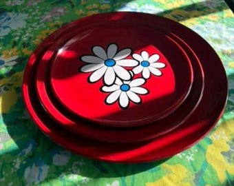 Juego de 3 bandejas decorativas Flower Power de los años 70: bandeja de plástico roja para servir con margaritas blancas Bandeja de servicio vintage de los años 70