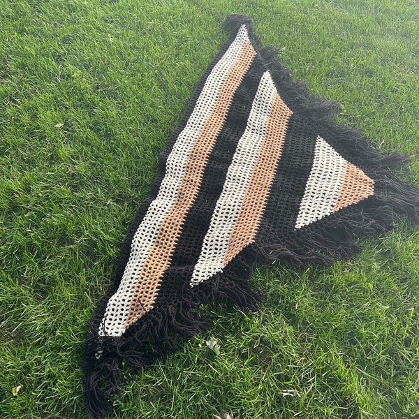 Triangle Pattern Print Hooded Blanket