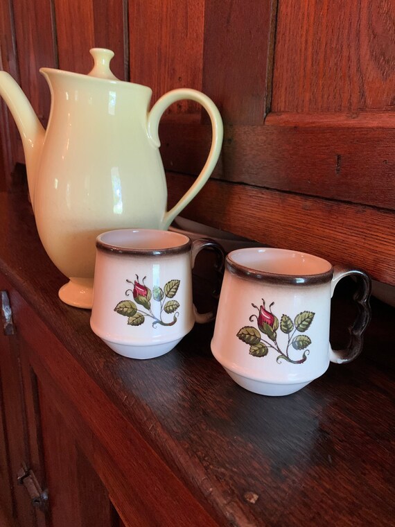 Set of 2  Vintage Tea/Coffee Cup Set Mugs 1970's - Rose Mugs Vintage Floral Mugs Cute Vintage Mugs  Rose Mugs Vintage Metlox Poppytrail