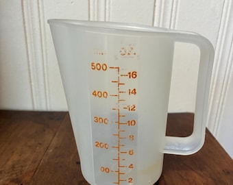 Tupperware Measuring Cup- 2 Cup Pitcher Retro Kitchen Baking