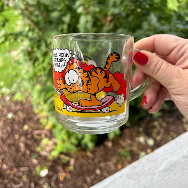 Vintage Gass Garfield Mug - 1978 McDonalds Collectible Jim Davis Garfield Cartoon Glass Mug Use Your Friends Wisely Skateboard Garfield