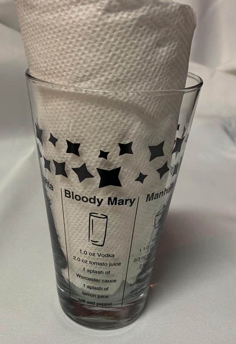 Puede incluir: Un vaso medidor de vidrio transparente con dise&ntilde;os de estrellas negras y una receta de Bloody Mary impresa en el lateral. La receta incluye 3 cl de vodka, 6 cl de jugo de tomate, 1 chorrito de salsa Worcestershire, 1 chorrito de jugo de lim&oacute;n, sal y pimienta.