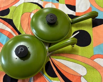 Mini Frying Pan Salt and Pepper Shaker Set - Funny Midcentury Kitsch Vintage Plastic Pans Shakers Kitchen Table Decor Chef Cooking Decor